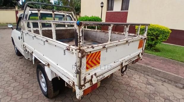 Toyota Hilux 2001 White