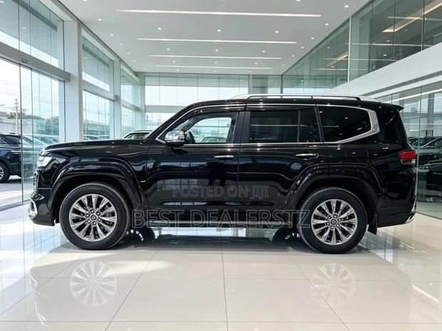Toyota Land Cruiser LC300 2023 Black