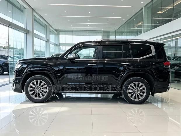 Toyota Land Cruiser LC300 2023 Black