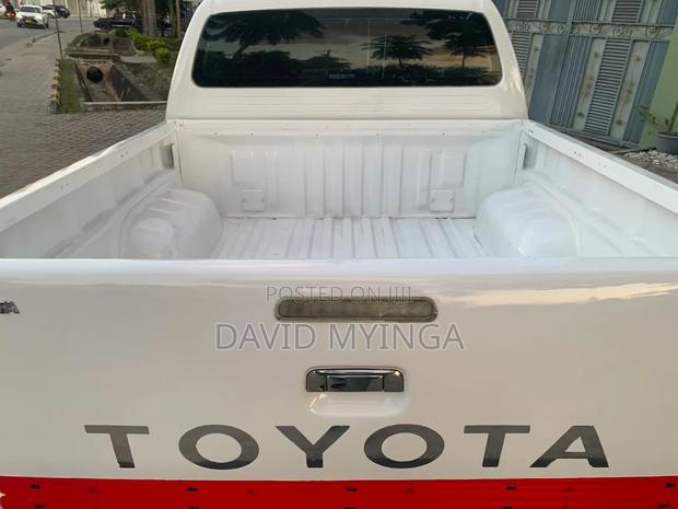 Toyota Hilux 2011 Pearl