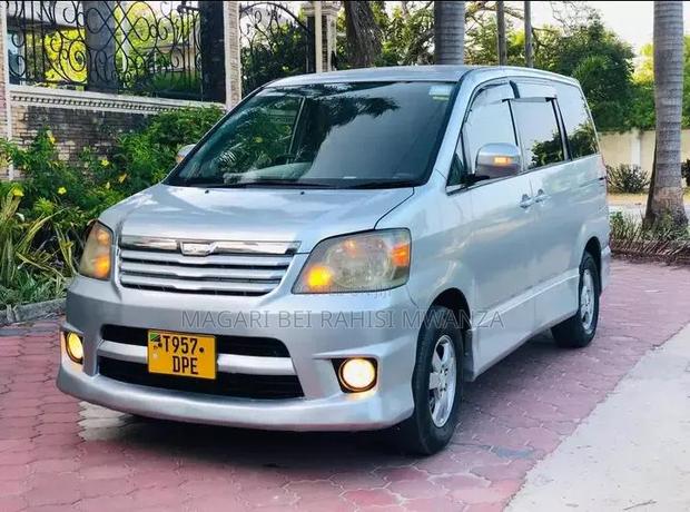 Toyota Noah 2.0 AWD (8 Seater) 2003 Silver