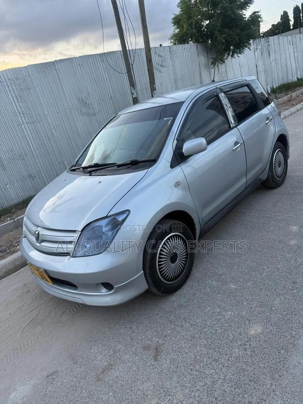 Toyota IST 2004