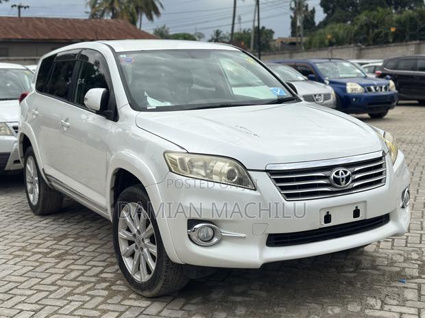 Toyota Vanguard 2010 White