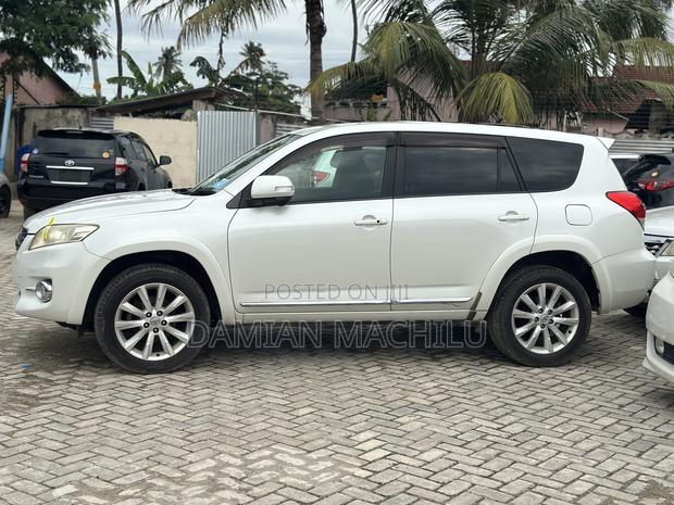 Toyota Vanguard 2010 White