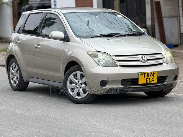 Toyota IST 2005 Gold