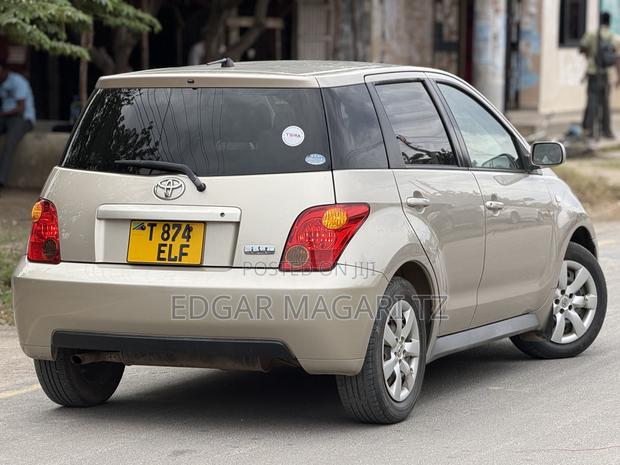 Toyota IST 2005 Gold