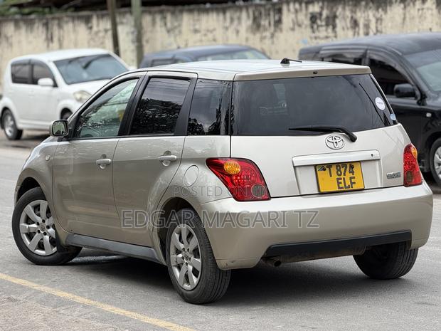 Toyota IST 2005 Gold