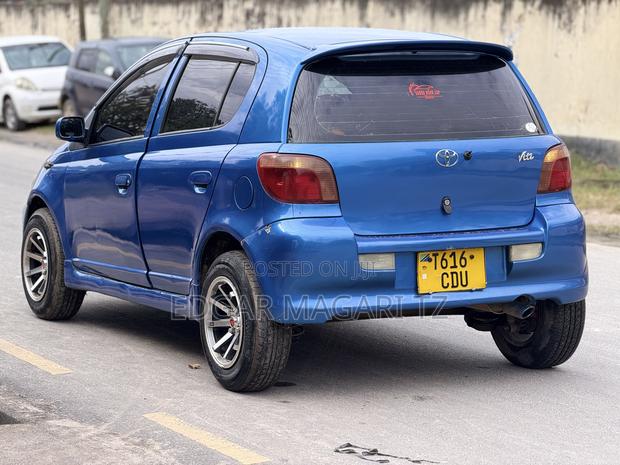 Toyota Vitz 2004 Blue