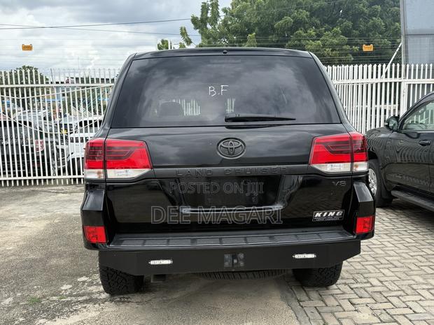 Toyota Land Cruiser 4.6 V8 AX 2017 Black
