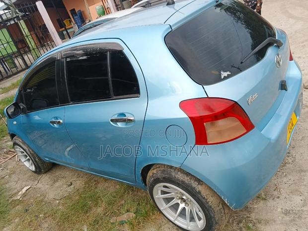 Toyota Vitz 2004 Blue