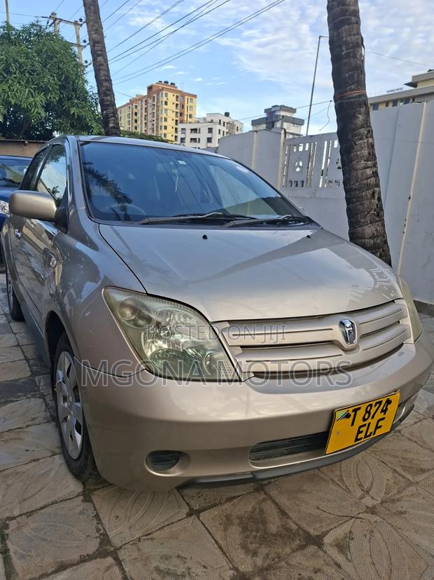 Toyota IST 2004 Gold