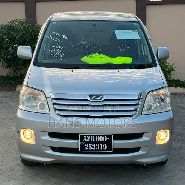 Toyota Noah 2005 Silver