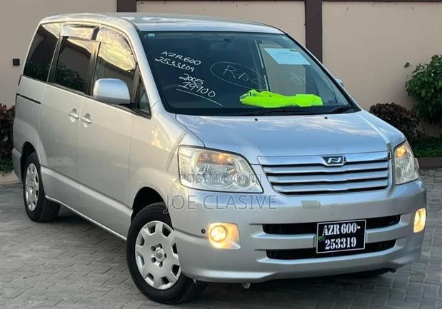 Toyota Noah 2.0 AWD (8 Seater) 2005 Silver