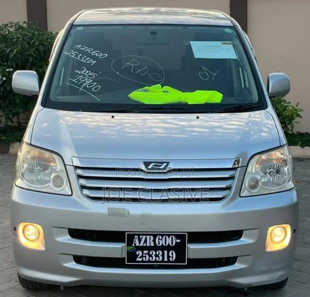 Toyota Noah 2.0 AWD (8 Seater) 2005 Silver