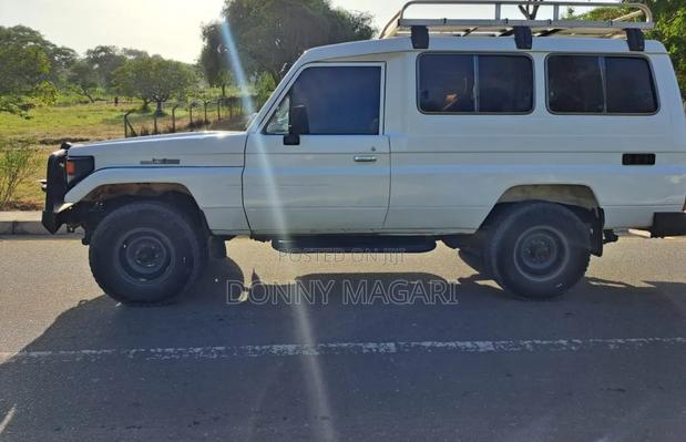 Toyota Land Cruiser 1995 White