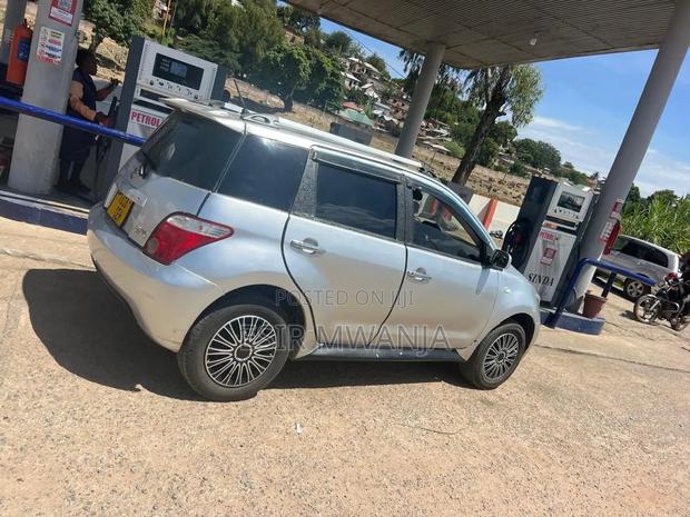 Toyota IST 2004 Silver