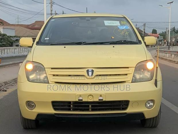 Toyota IST 2003 Yellow