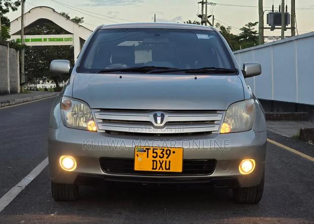 Toyota IST 2005 Silver