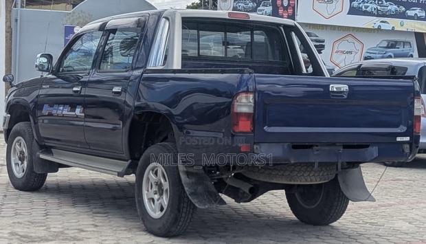 Toyota Hilux 2005 Blue