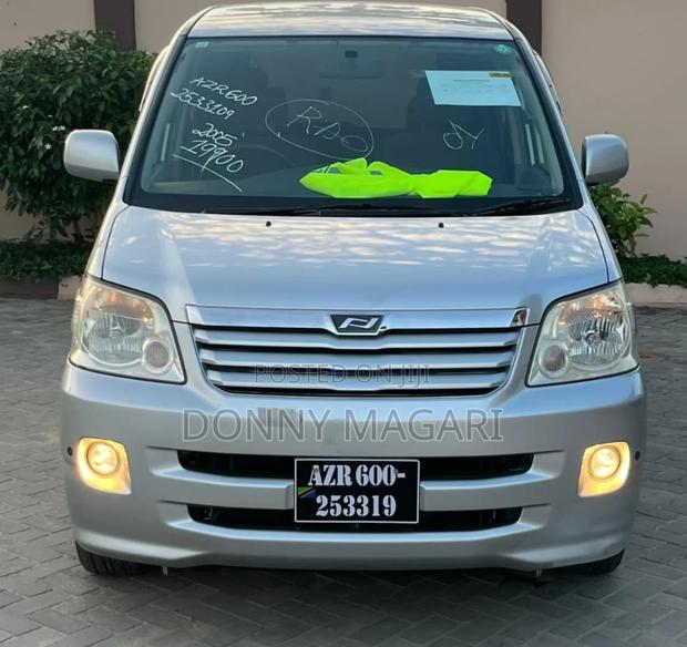 Toyota Noah 2005 Silver