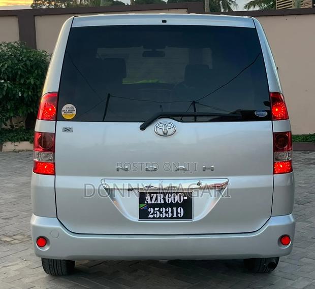 Toyota Noah 2005 Silver
