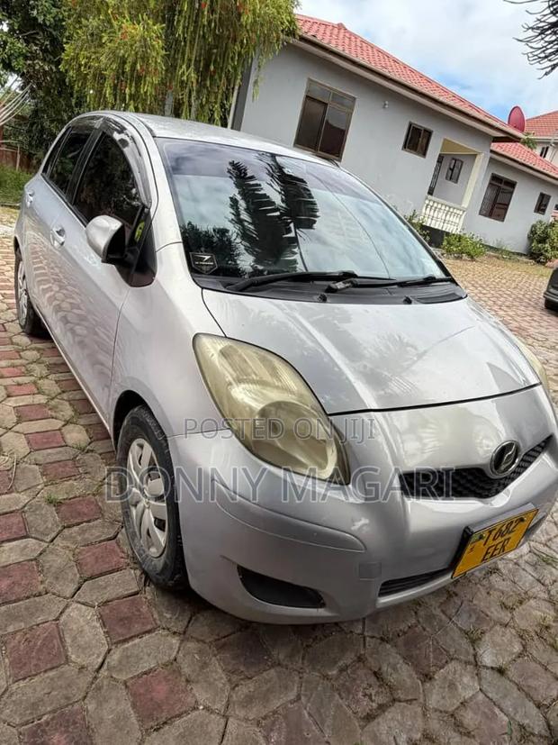 Toyota Vitz 2006 Silver