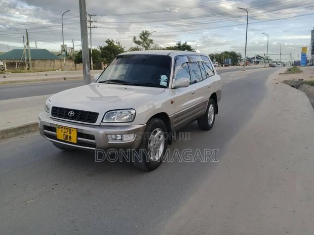 Toyota RAV4 1999 White