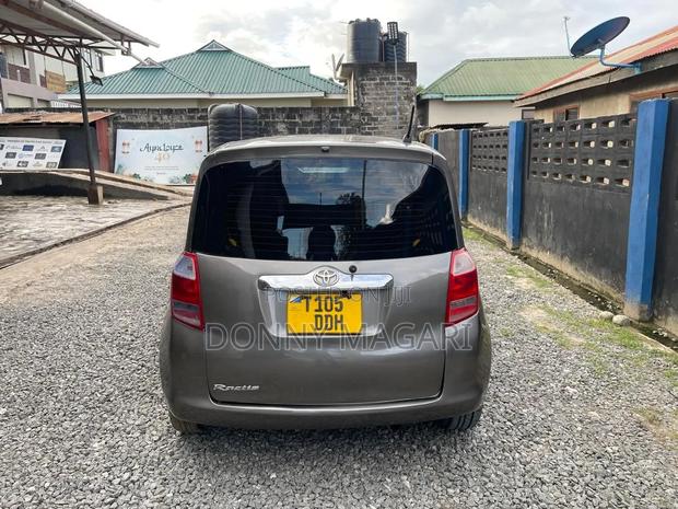 Toyota Ractis 2009 Gray