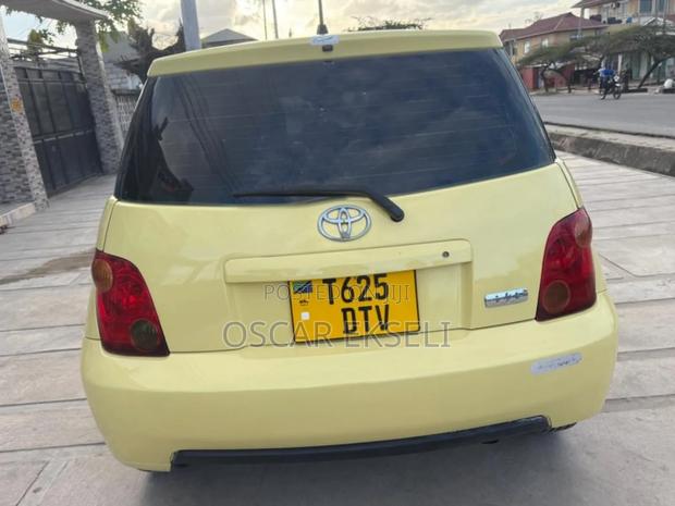 Toyota IST 2003 Yellow