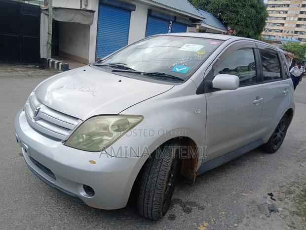 Toyota IST 2004 Silver