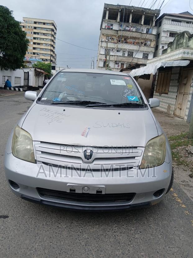 Toyota IST 2004 Silver