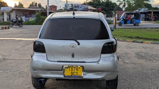 Toyota Vitz 2006 Silver