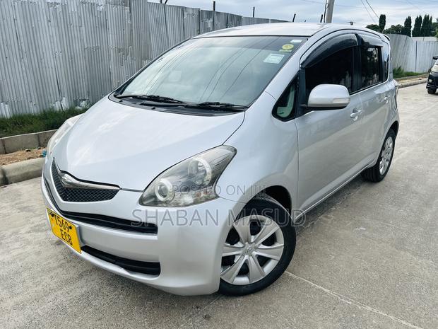 Toyota Ractis 1.5 AWD 2009 Silver