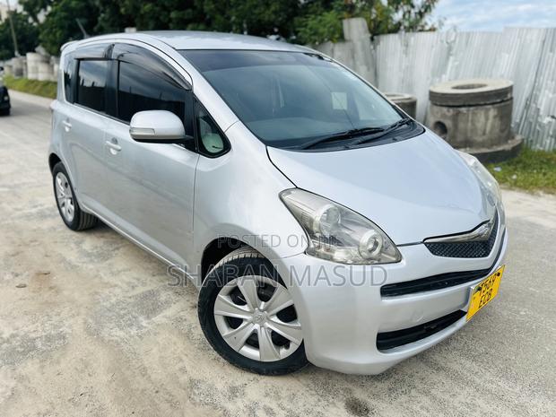Toyota Ractis 1.5 AWD 2009 Silver