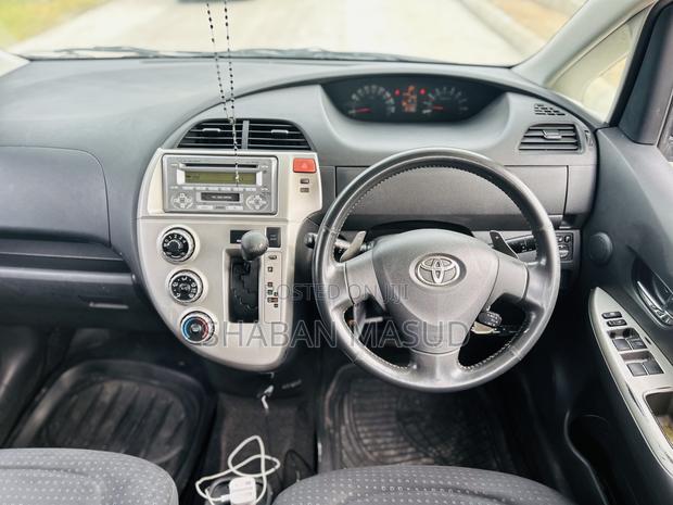 Toyota Ractis 1.5 AWD 2009 Silver