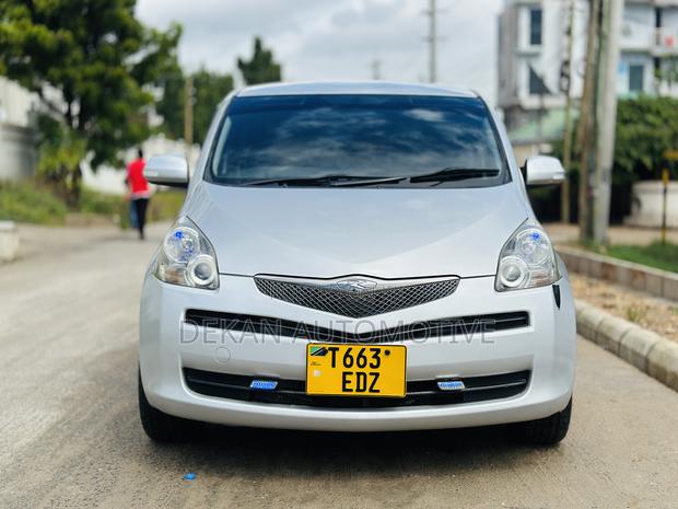 Toyota Ractis 1.3 FWD 2008 Silver