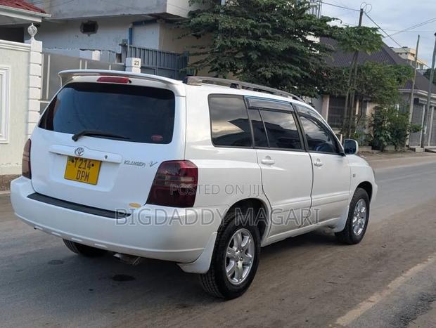 Toyota Kluger 2002 White