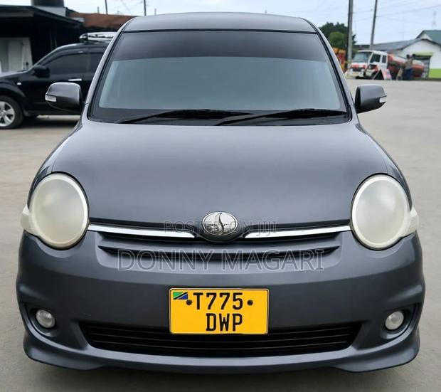 Toyota Sienta 2006 Gray