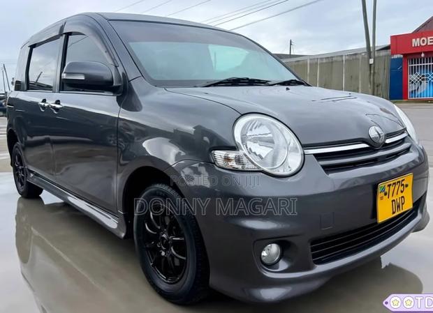 Toyota Sienta 2006 Gray