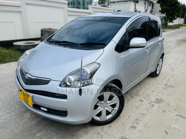 Toyota Ractis 1.3 FWD 2010 Silver