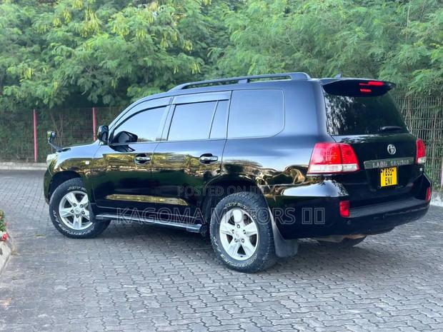 Toyota Land Cruiser 2010 Black