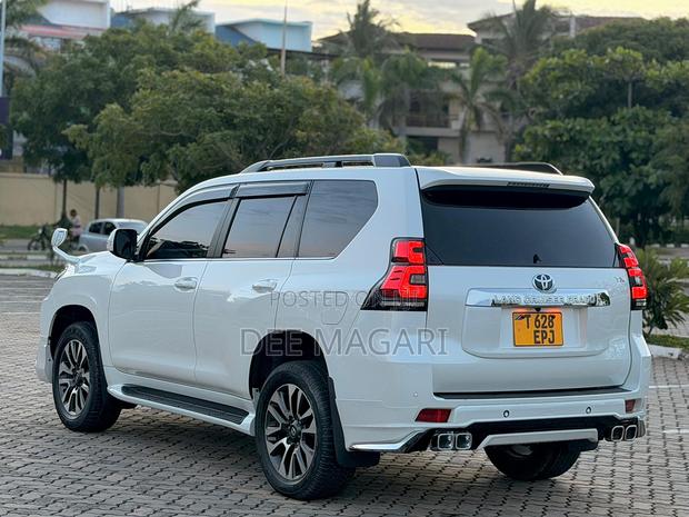 Toyota Land Cruiser Prado 2022 White