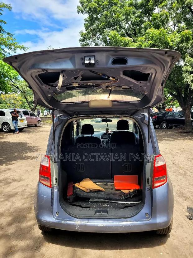 Toyota Ractis 2005 Blue