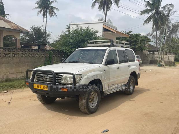 Toyota Land Cruiser 2005 White