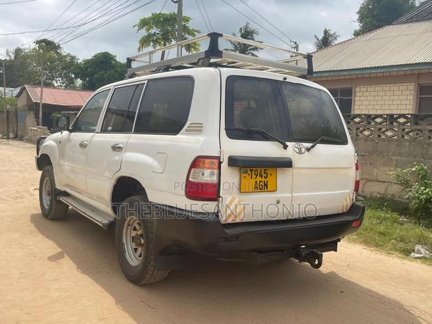 Toyota Land Cruiser 2005 White