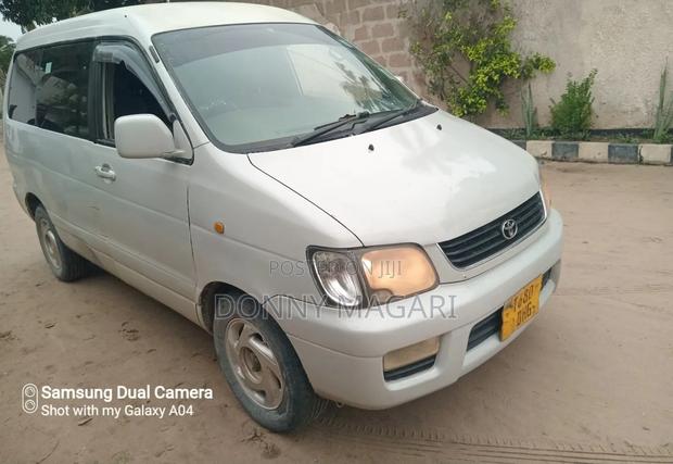 Toyota Noah 2001 Silver