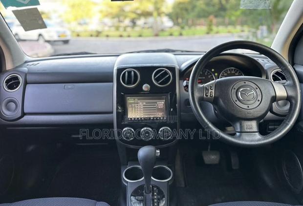 Mazda Verisa 2011
