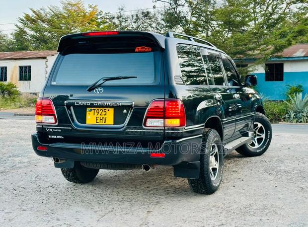 Toyota Land Cruiser 2000 Black