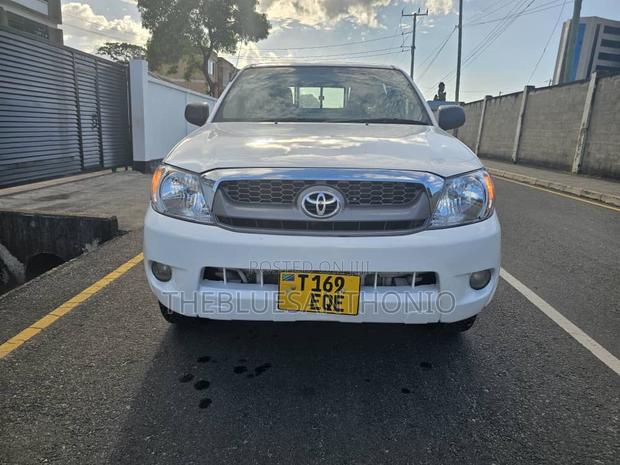 Toyota Hilux 2006 White