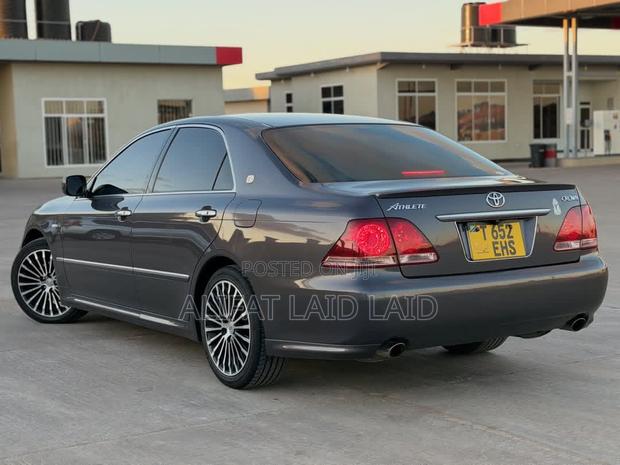 Toyota Crown 2006 Gray